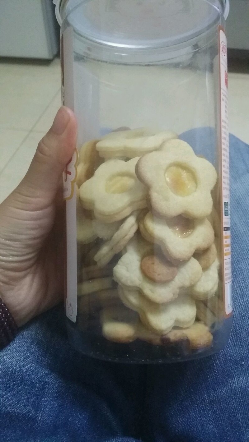 3. 和好的面团用擀面杖撵的薄一点,放冰箱冻硬,拿出来用饼干模刻饼干,饼干是双层的,上面一层用裱花嘴刻一个小圆洞,地下的那层上刷点鸡蛋液再把有有圆洞的那层粘上去就可以了,接着放入烤箱,上下管17015分钟,我的是这样,具体烤箱不一样