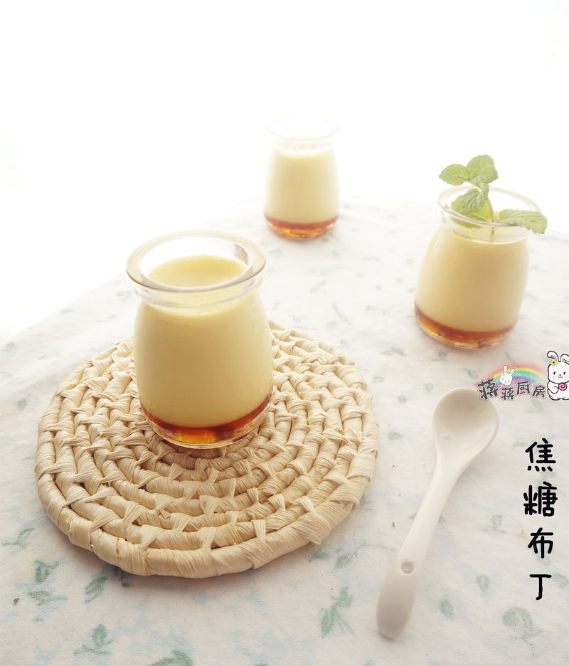 8. 14烤箱预热,165度40分钟。放入烤盘,烤盘要加热水超过布丁瓶一半高度,这样考好的布丁不会有洞,15降温后放入冷箱冷藏一晚上,我一般晚上做第二天就可以吃啦~~ 然后锅和布丁瓶用温水泡一晚上就很好洗掉的~