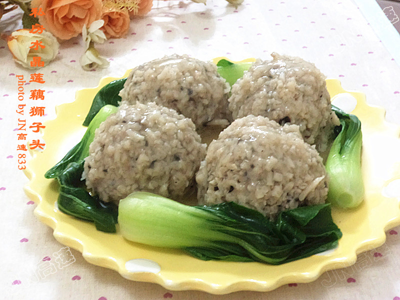 我们江苏徐州的微山湖白莲藕在当地享有盛名。藕的肉质细嫩无渣,食之脆甜爽口,堪比酥梨。 生食藕能凉血散淤,熟食能补心益肾,具有滋阴养血的功效,可以补五脏之虚,强壮筋骨,补血养血。莲藕堪称男女老幼夏秋季节的保健食品。 莲藕多汁润燥,肉圆中加入了莲藕不仅可以中和猪肉的油腻,吸收多余的油脂,还可以发挥其养阴润肺的功效,中和猪肉对气管生痰的副作用。 黑木耳活血化瘀,养颜美容,活血补血,不仅仅是贫血患者、高血脂患者的福音,也是广大的爱好养生保健的童鞋们的美食佳肴。 在肉馅中加入适量的黑木耳,可以祛除油腻,减少油脂在体