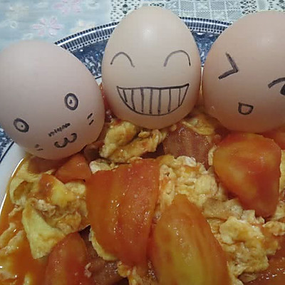 做西红柿炒蛋的时候可以把蛋壳留下,洗干净,用笔画上表情,哈哈.