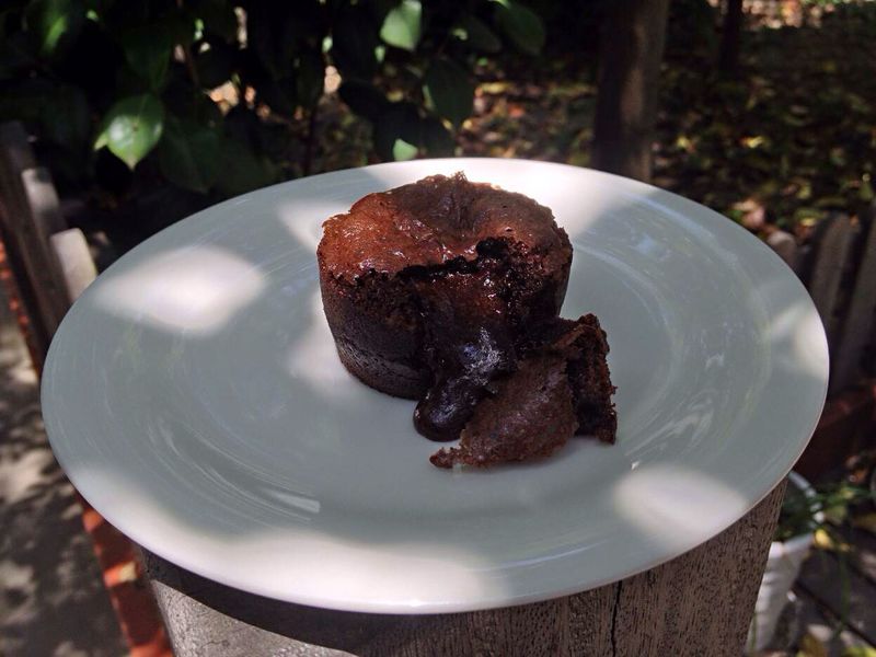 巧克力熔岩蛋糕 15分钟家庭制作 的做法_【图解】巧克力熔岩蛋糕 15分钟家庭制作 怎么做好吃_爱吃面包的小卷毛_家常做法大全_豆果网