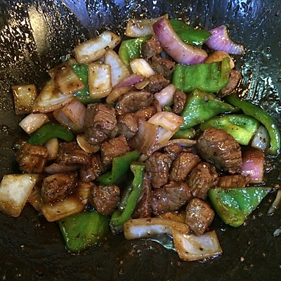 半熟蔬菜中加入炒好的牛肉一起翻炒,加一点酱油 少量糖 两勺黑椒酱翻