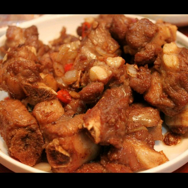 老鼠孜然猪排骨上的排骨肉图片