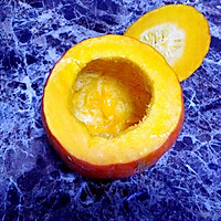 南瓜里面用勺子挖去南瓜瓤            