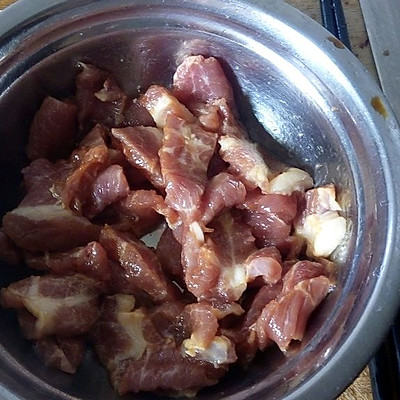 猪肉加点酱油腌制一下.
