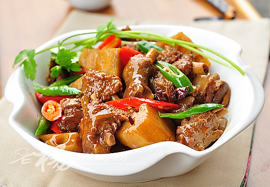 莲藕烧老鹅是一道家常菜.莲藕吸走老鹅的油脂.老鹅就不会油腻了.
