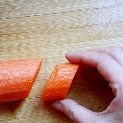 这里用胡萝卜来做模特,凡是圆柱形的蔬菜都可这样切,比如～黄瓜,山药