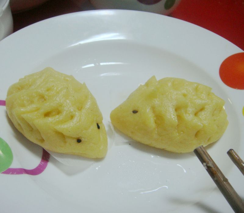 2. 排气,整形(小刺猬的做法为面团揉成水滴状,用剪开剪了小刺猬背上的刺,用芝麻作眼睛。小猪的做法为一个大面团揉圆,再分别揉好猪鼻子和耳朵的形状粘上,最后粘上黑芝麻作眼睛),放置十分钟后,冷水上锅蒸,大火十五分钟左右,关火不要开盖,焖十分钟左右出锅。