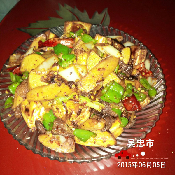 就想吃点辣的东西.看看冰箱还有一个白饼子.