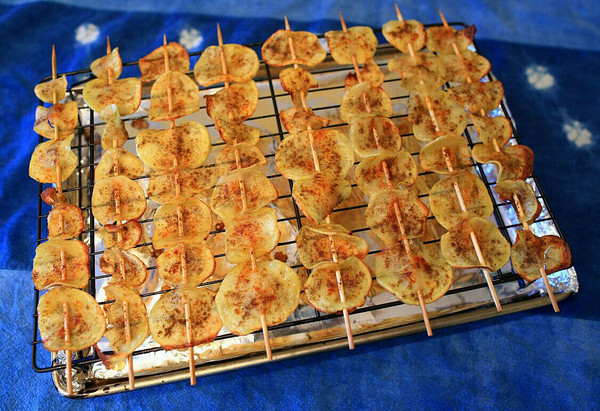 突然好想吃烧烤,却又懒得解冻羊肉,于是就做了烤土豆片来解馋