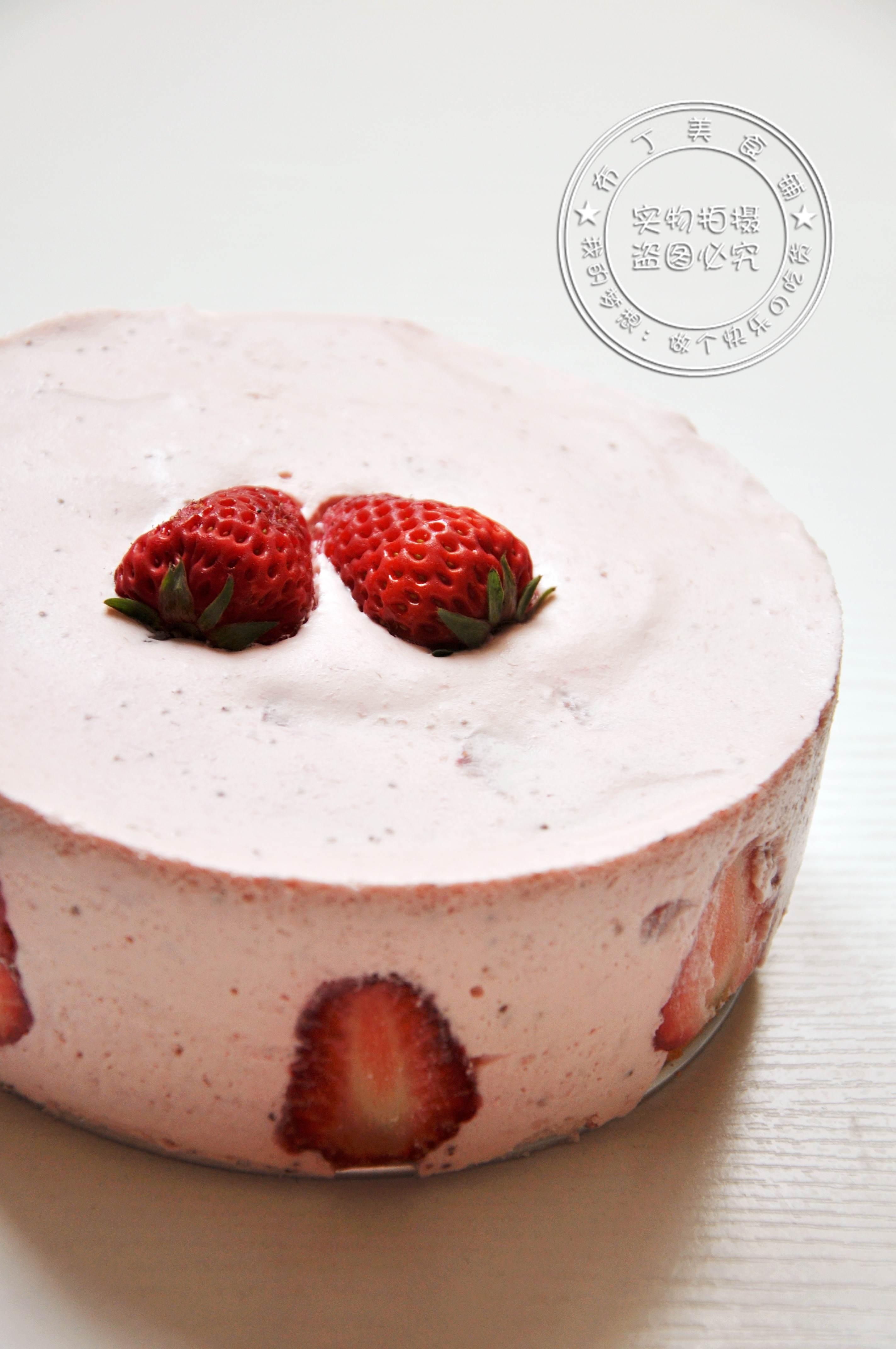 这颜值爱了！草莓大理石芝士慕斯免烤箱甜品 - 哔哩哔哩