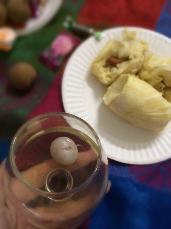 有的用龙眼干泡酒,那是药酒,用鲜龙眼泡的是清酒,好喝 用料 一斤半