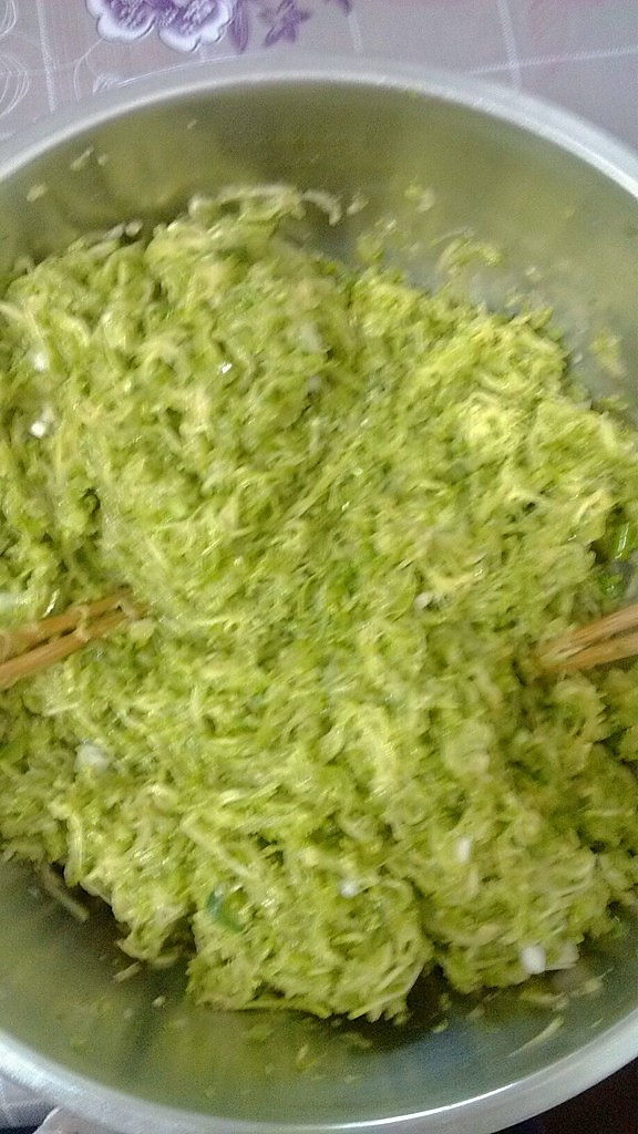 2. 油炸熟,放入去除水分的芹菜和西葫芦碎中,加点葱花,酱油,盐,拌匀!