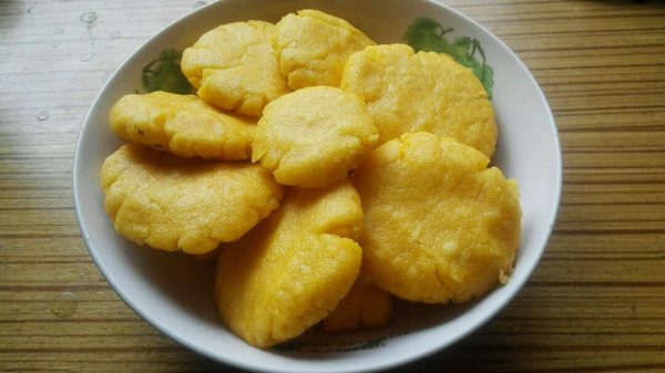 就买了点玉米粉回来,在豆果上看了好多做法,都要加面粉或糯米粉什么的