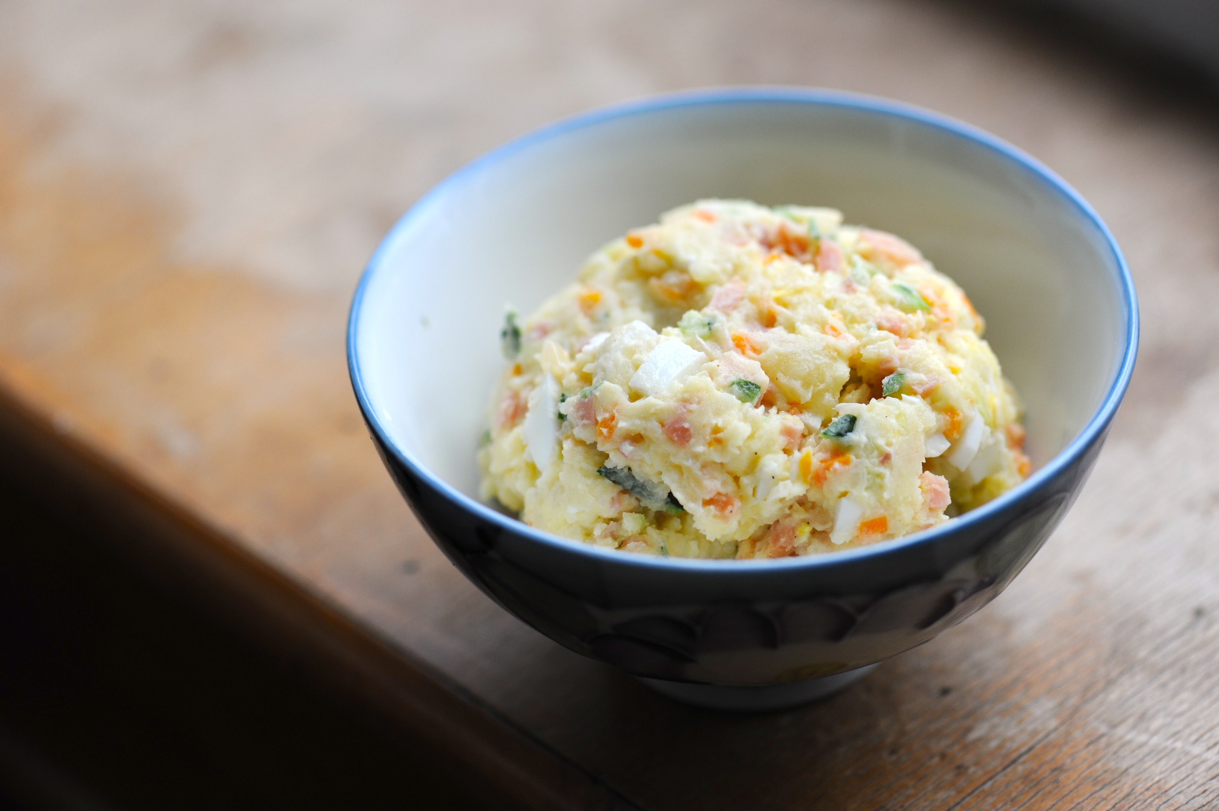 传统德国样式土豆沙拉用蛋黄酱和芥菜籽/Kartoffelsalat 库存图片 - 图片 包括有 关闭, 弯脚的: 128495685