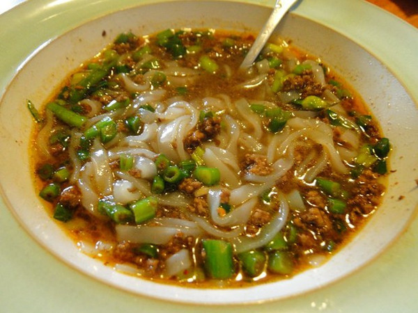 煮河粉,煮软过凉水备用. 2.