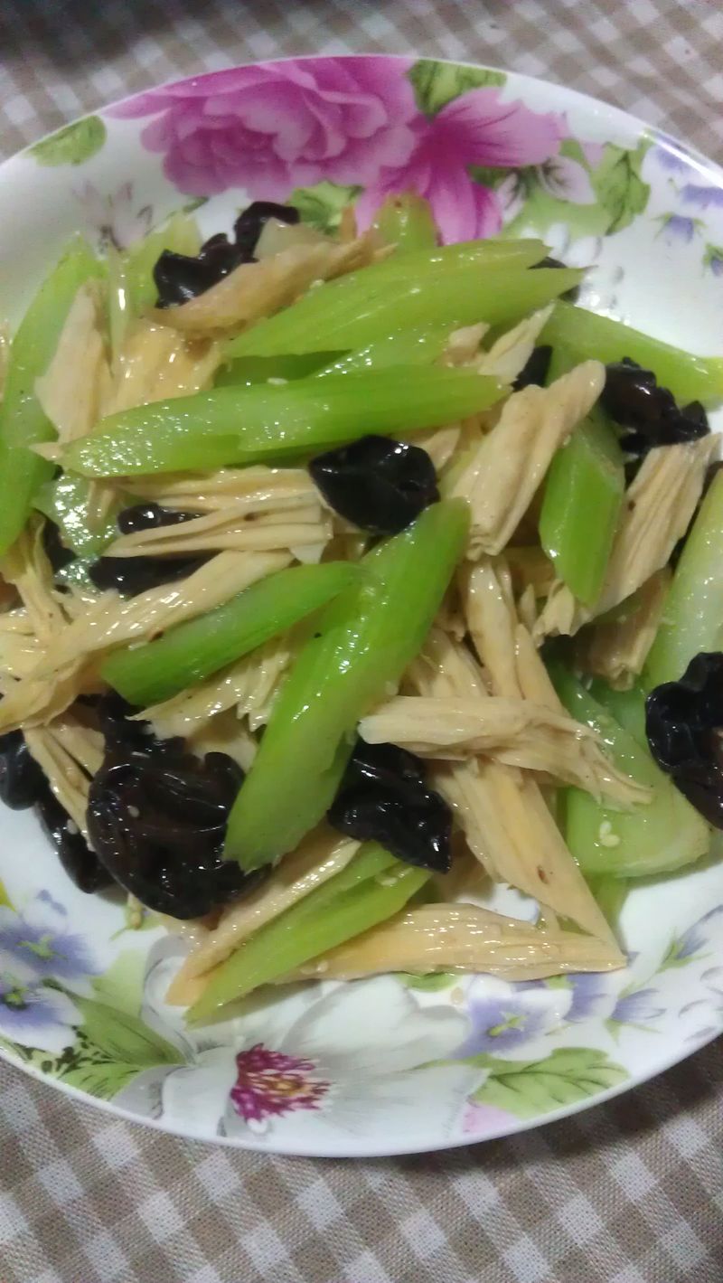 芹菜炒腐竹木耳的做法