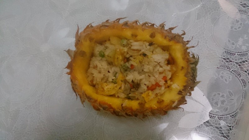 1. 一,先把胡萝卜,洋葱,菠萝切小丁, 二,炒锅烧热,把鸡蛋炒碎,另起锅把胡萝卜,豌豆,虾仁焯水; 三.锅放油烧热,洋葱放进去,稍微带点金黄把胡萝卜,豌豆,虾仁放进去,翻炒2分钟,放进大米,大米热透以后放一小撮盐和一小勺生抽。把先前炒好的鸡蛋和菠萝放进去就可以了。