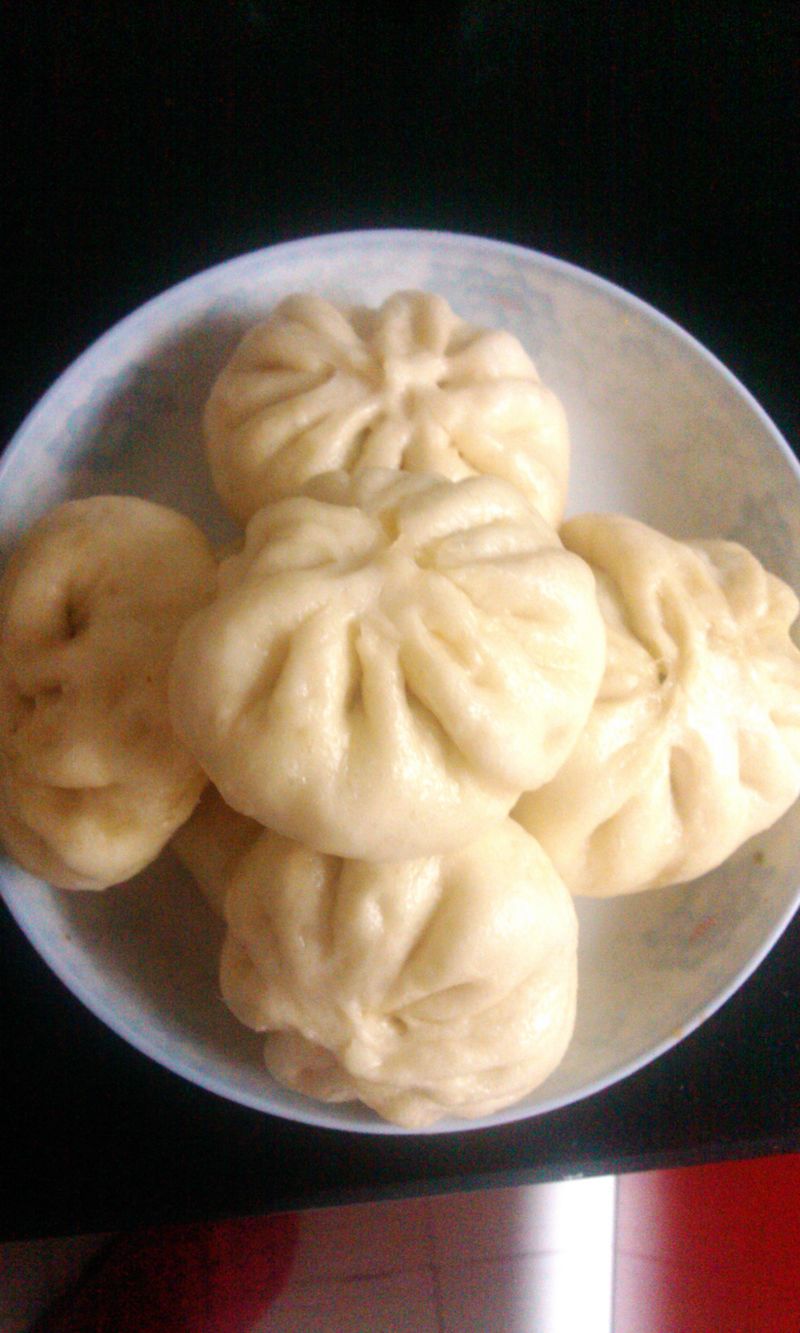 1. 自己第一次做包子,首先和面,水和面粉的比例自己心里不太有数,反正面粉不要一次性加上去,面粉和水分别加,不停的揉,期间慢慢的加面粉和水,使用温水兑10g酵母粉,在面粉中加入一些油使得面粉团更加黏,揉到面团表面比较光滑的时候放在案板上,用湿纱布盖着等2个小时面团醒。