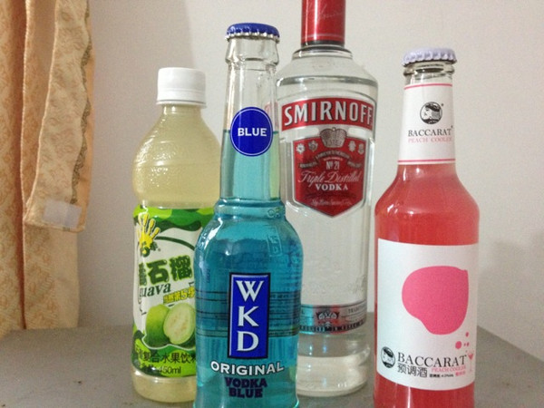 斯米诺伏特加酒(smirnoff  vodka)750ml   酒精度:40度 蓝莓伏特加基