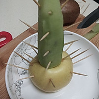 下面就是用长长短短的牙签插到底座上,基本定个圣诞树的形状