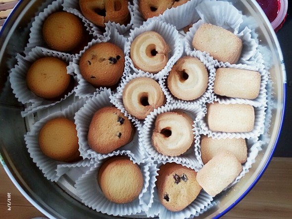 满满一大盒butter cookies