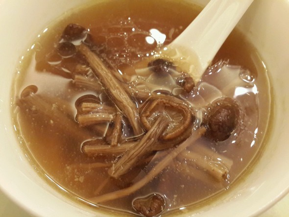 茶树菇土鸡汤