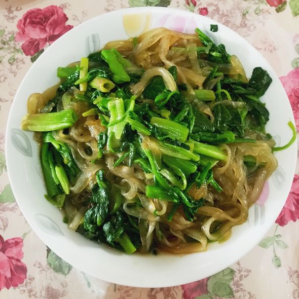 菠菜炒粉条