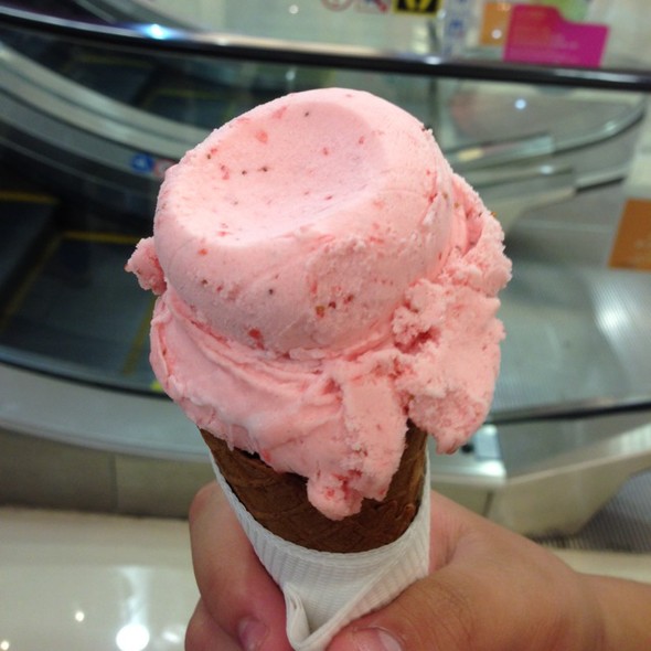 草莓甜筒冰激凌