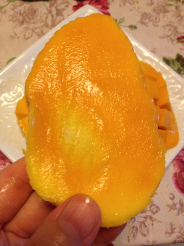 3 3. 从一端下刀,靠着芒果核划向另外一端取下