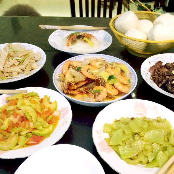 好友妈妈准备的一桌饭菜