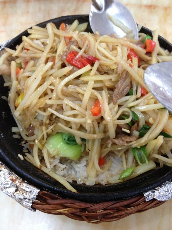 土豆丝炒肉煲仔饭