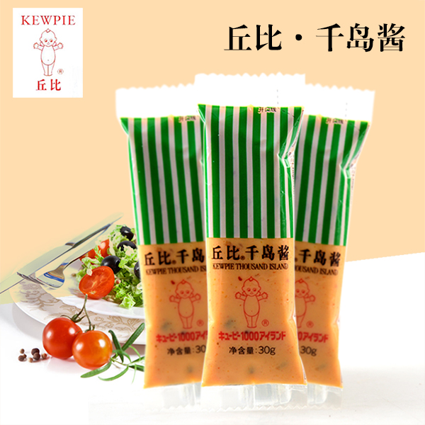产地: 中国大陆。配料表: 植物油、水、白砂糖、腌黄瓜、食用盐、食醋、蛋黄、番茄酱、香辛料 加工原料为转基因大豆油。千岛酱,这种调味酱是以在美国和加拿大边界的一处风景美丽的旅游地而命名的--千岛湖,千岛酱是用沙拉油,鸡蛋,腌黄瓜,外加入糖,番茄酱,柠檬汁精致而成,并以特殊技术制造,自制千岛酱,浓,香,滑的口感,让您吃的无负担,更健康,更美味,非一般的感觉。